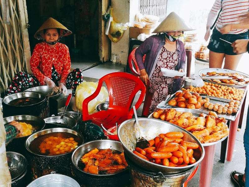 Top 5 con đường ăn uống vừa ngon vừa rẻ tại Sài Gòn 8 Chợ ẩm thực 200 Xóm Chiếu.