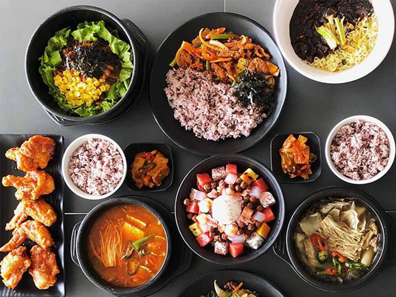 Top 5 quán ăn Hàn Quốc ngon nhất Sài Gòn 7 Hanuri sử dụng gạo ngũ cốc đặc trưng vừa tốt cho sức khỏe vừa dễ ăn.
