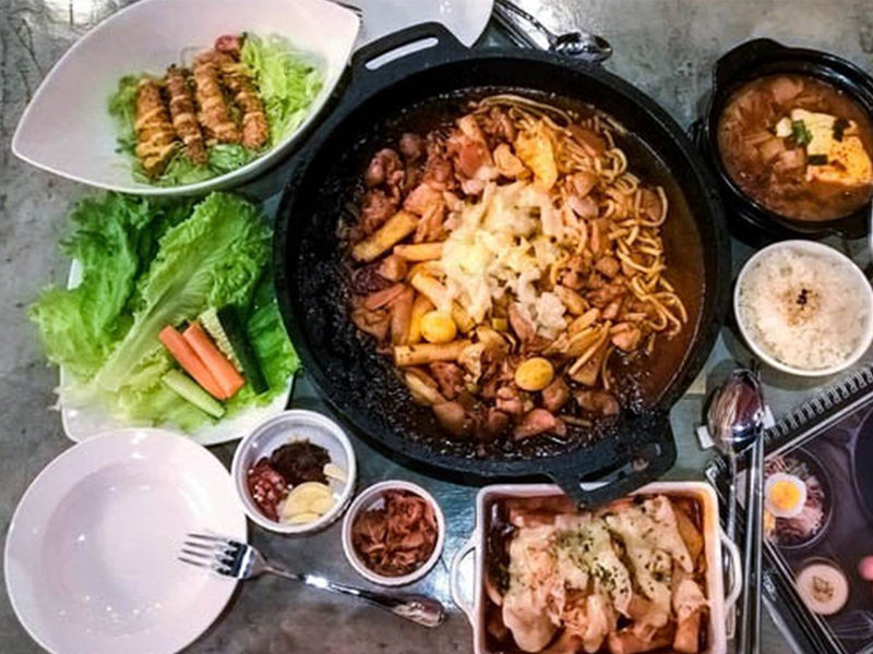 Top 5 quán ăn Hàn Quốc ngon nhất Sài Gòn 8 Han Cook với thực đơn vô cùng đa dạng, phù hợp với nhiều khẩu vị người dùng.