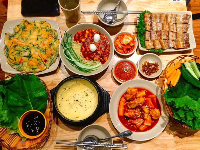 Top 5 quán ăn Hàn Quốc ngon nhất Sài Gòn 9 Kimbap Hoàng Tử có thực đơn vô dùng phong phú, phù hợp với sở thích nhiều người.