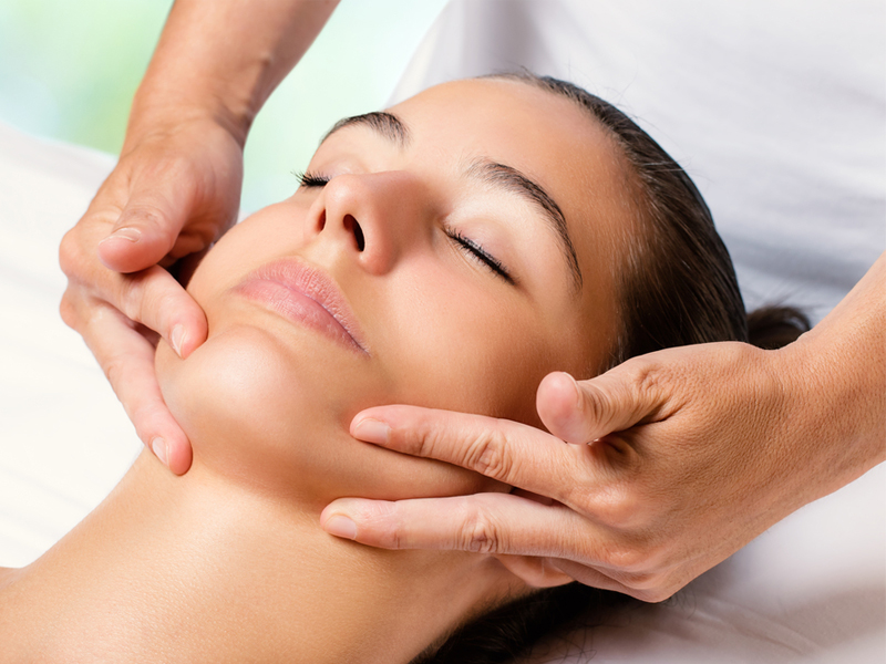 Top 5 cách massage mặt đúng cách giúp giữ vững nét thanh xuân 6 Cách massage mặt đúng giúp mang đến sự tươi trẻ cho khuôn mặt