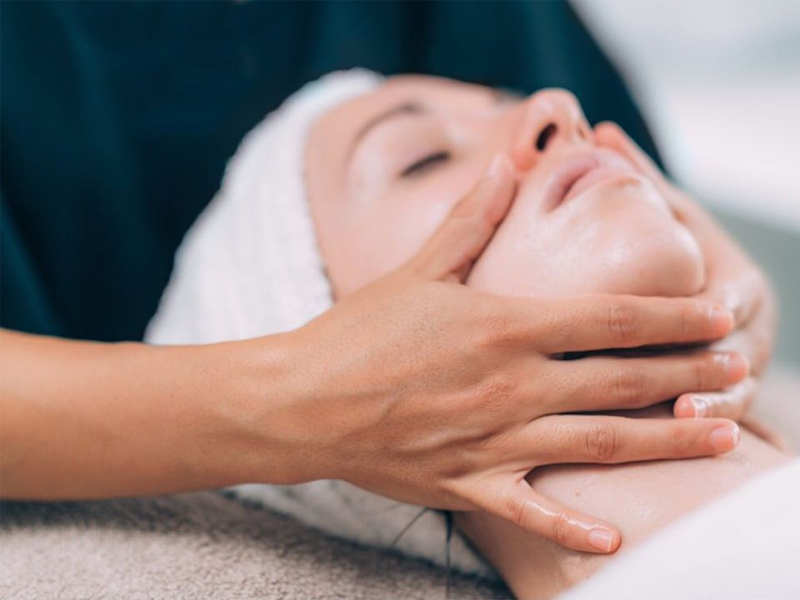 Top 5 cách massage mặt đúng cách giúp giữ vững nét thanh xuân 7 Cách massage mặt đúng giúp 2 bên gò má đầy đặn