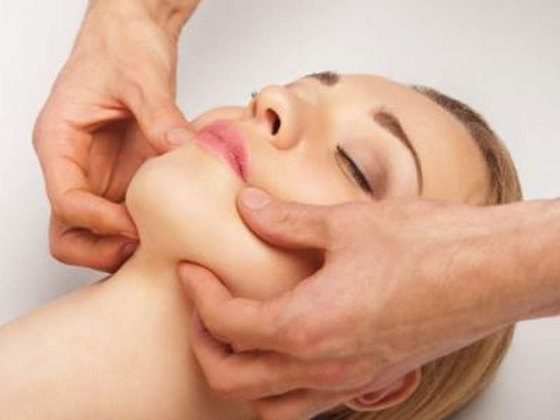 Top 5 cách massage mặt đúng cách giúp giữ vững nét thanh xuân 10 Cách massage mặt đúng giúp xóa vết nhăn 2 bên khóe miệng