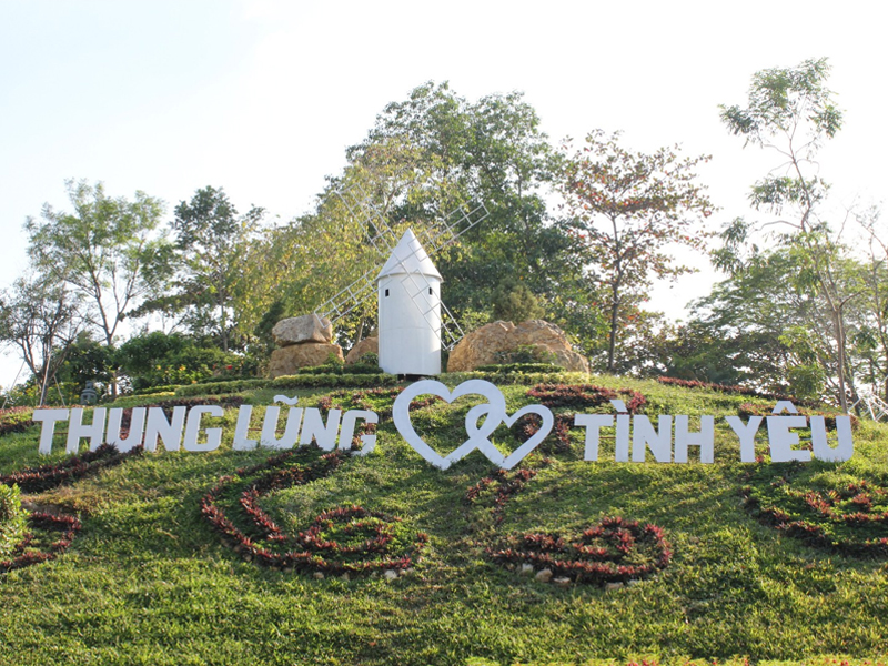Top 5 địa điểm check in tại Đà Lạt mà bạn không thể bỏ qua 10 Địa điểm check tại Đà Lạt số 5 là "Thung lũng tình yêu"