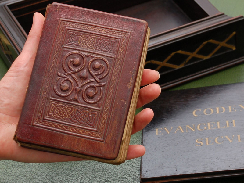Top 10 cuốn sách đắt nhất thế giới có thể bạn chưa biết 16 “St Cuthbert Gospel” (Phúc âm Gioan).