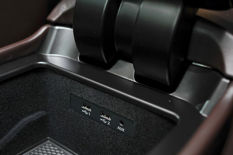 Các sản phẩm làm từ gỗ óc chó 14 Nội thất xe hơi làm từ gỗ óc chó