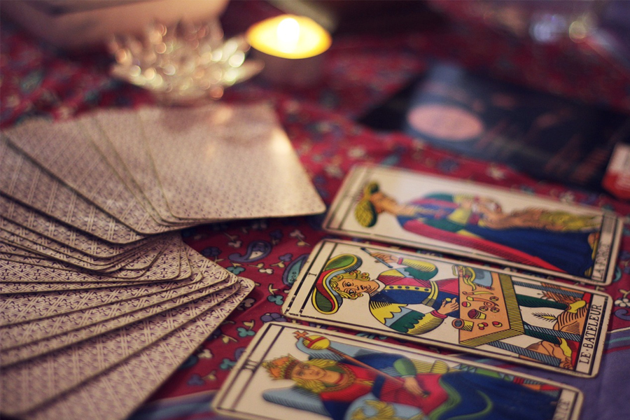 Top 10 điều tổng quan về Tarot dành cho người mới bắt đầu 11 Bài Tarot có mối liên hệ mật thiết với các bộ môn khoa học về: Chiêm Tinh, Cung Hoàng Đạo, và Tiên Tri.