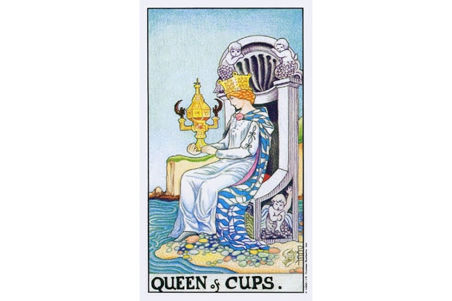 Ý nghĩa lá bài Queen Of Cups trong Tarot theo chuẩn Rider Waite Smith 4 Lá bài Queen Of Cups trong Tarot theo chuẩn Rider Waite Smith
