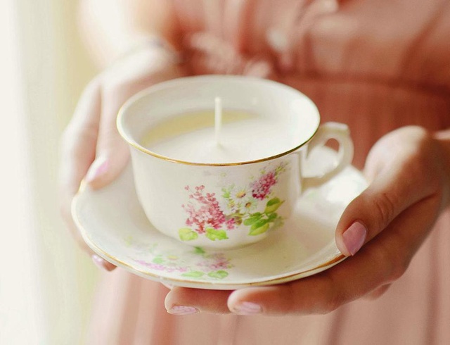 Top 10 ý tưởng tái chế đồ cũ thành đồ trang trí đẹp mắt 14 Làm nến từ tách trả cũ