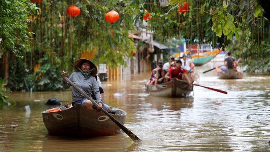 Xem lại hình ảnh lũ lụt miền Trung 2020 (bảo Damrey) 39 Hình ảnh lũ lụt miền Trung 2020 (bảo Damrey)
