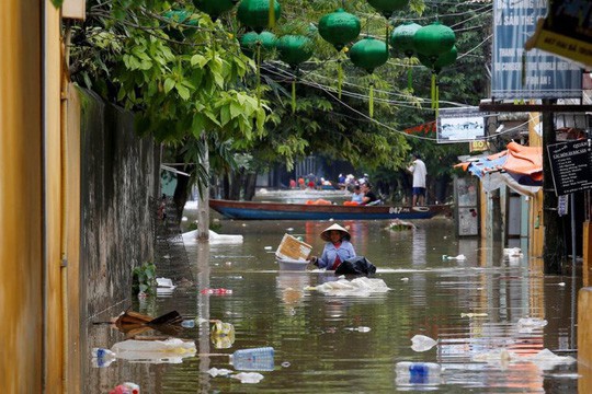 Xem lại hình ảnh lũ lụt miền Trung 2020 (bảo Damrey) 40 Hình ảnh lũ lụt miền Trung 2020 (bảo Damrey)