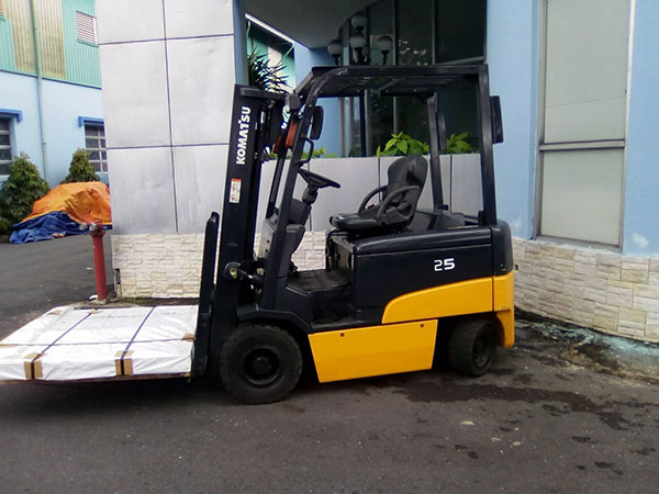 Top 5 loại xe nâng điện chất lượng tốt đáng dùng nhất hiện nay 14 Xe nâng điện của Nhật Bản Komatsu 2.5 tấn