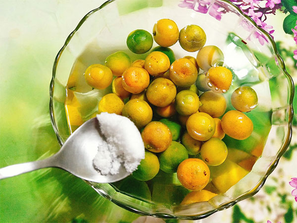 Cách làm tắc chưng mật ong cho bé giúp trị ho giải cảm 10 Chế biến tắc chưng mật ong cho bé bước 1