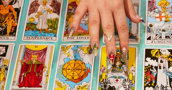 <strong>Xem cách bói bài tarot online chính xác 100%</strong> 4 Các cách bói bài Tarot online được nhiều người sử dụng