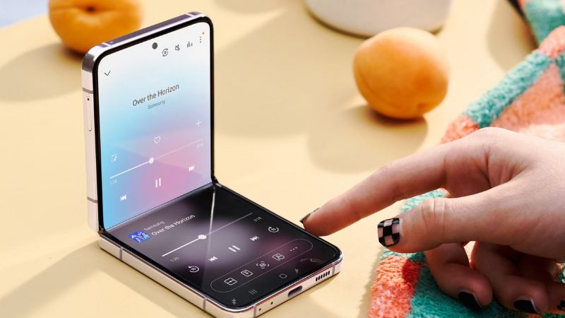 Đánh giá Z Flip 5 - Smartphone mang thiết kế điện thoại gập Samsung 9 Samsung Z Flip 5 còn được trang bị bản lề gập mới