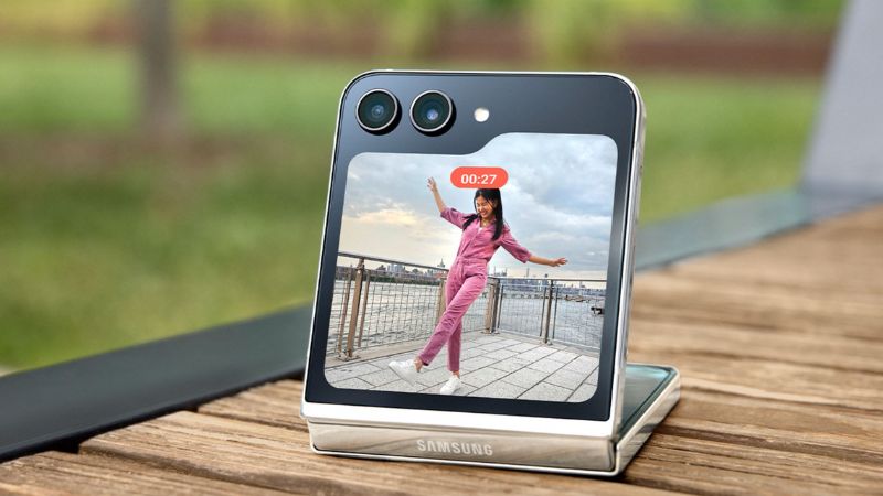 Đánh giá Z Flip 5 - Smartphone mang thiết kế điện thoại gập Samsung 12 Samsung Flip 5 có pin lớn, hỗ trợ sạc nhanh 25W