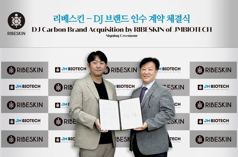Công ty JMBIOTECH đã thành công Ký Kết Hợp Đồng Sáp Nhập Thương Hiệu DJ Carbon Therapy tại Thị Trường Việt Nam. 5 Tổng giám đốc Chang Ji-Young (phải) kí kết hợp đồng cùng đại diện DJ Carbon (trái)
