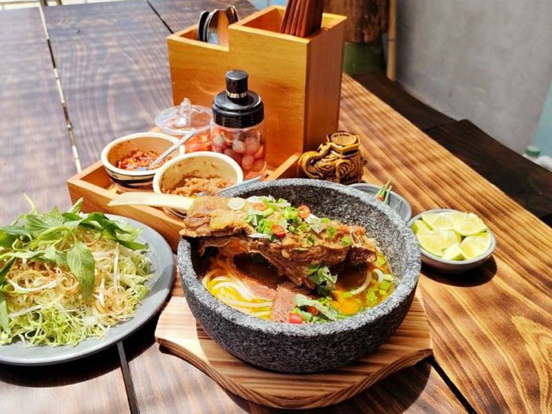 Các món ăn sáng ngon Đà Lạt được nhiều du khách yêu thích 6 Bún bò là một trong những món ăn sáng ngon Đà Lạt