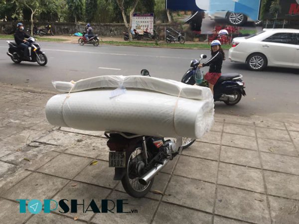 Cách vận chuyển nệm bằng xe máy an toàn và hiệu quả