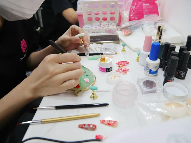Học Nail Ở Đâu Tốt Tại TP.HCM? Top 10 Trung Tâm Đào Tạo Nail Uy Tín Nhất 8 Học viên học nail tại Cali Spa